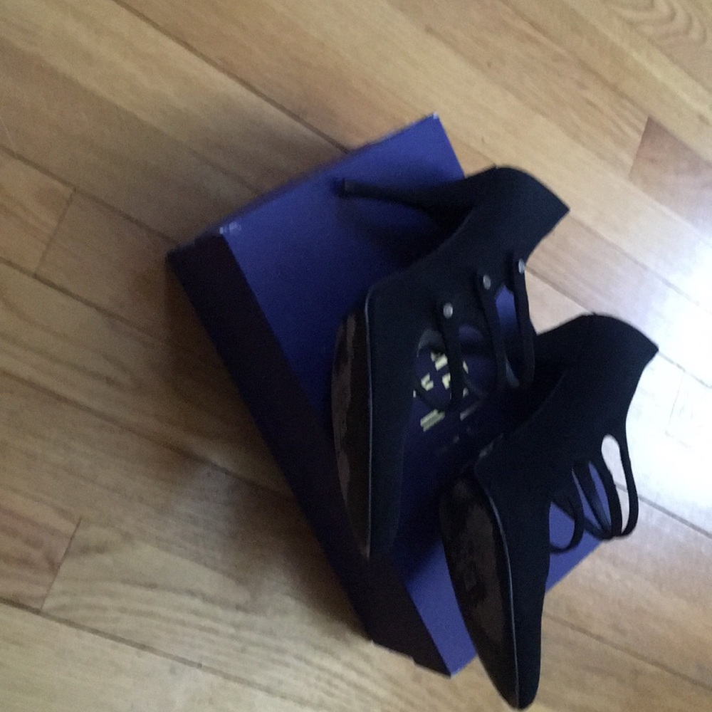 Shoes - Picture 4 of 4